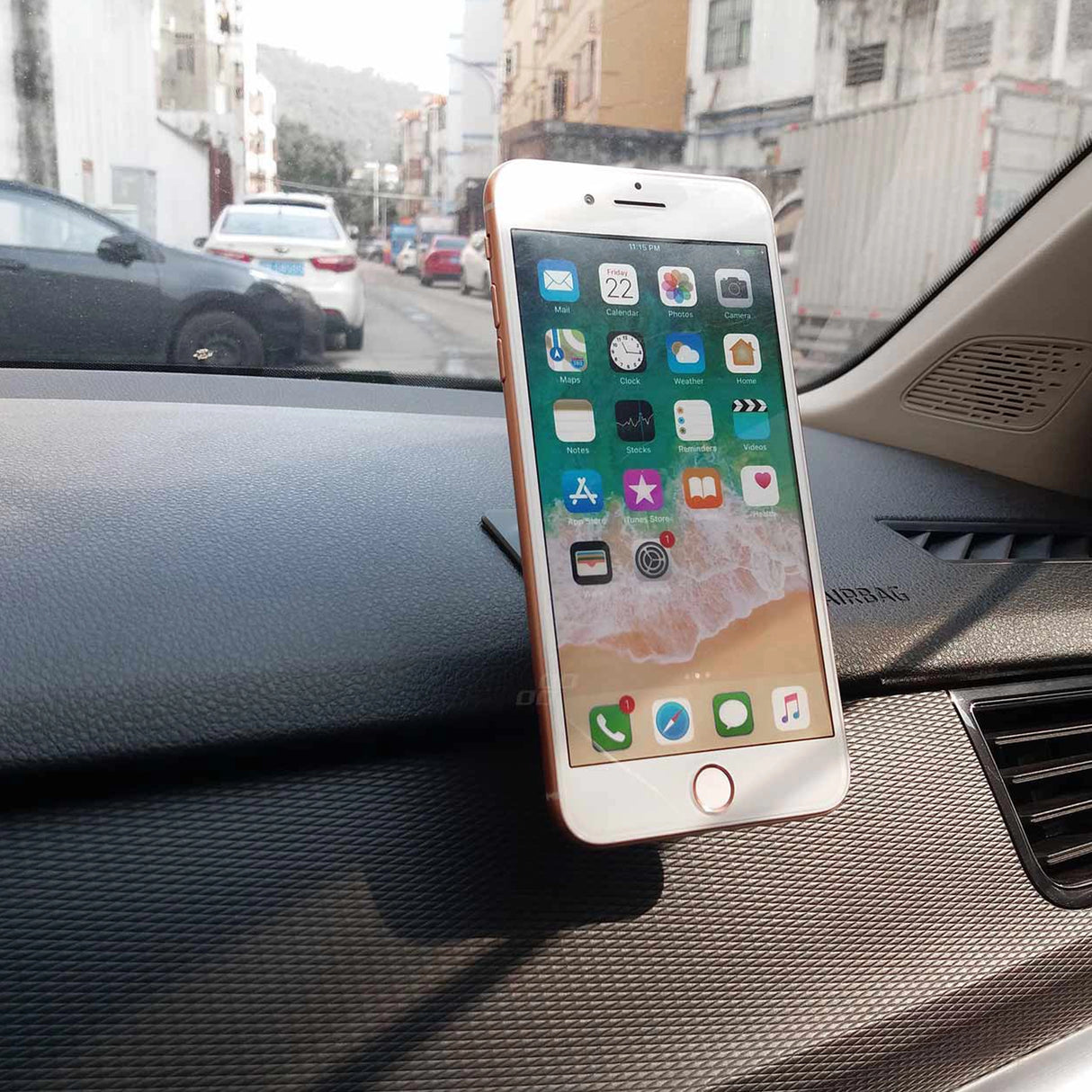 Magnetický držiak na mobil na palubnú dosku